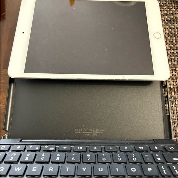 Zagg Black IPad Mini 4 hard shell case with keyboard cord for keyboard included - Picture 6 of 6